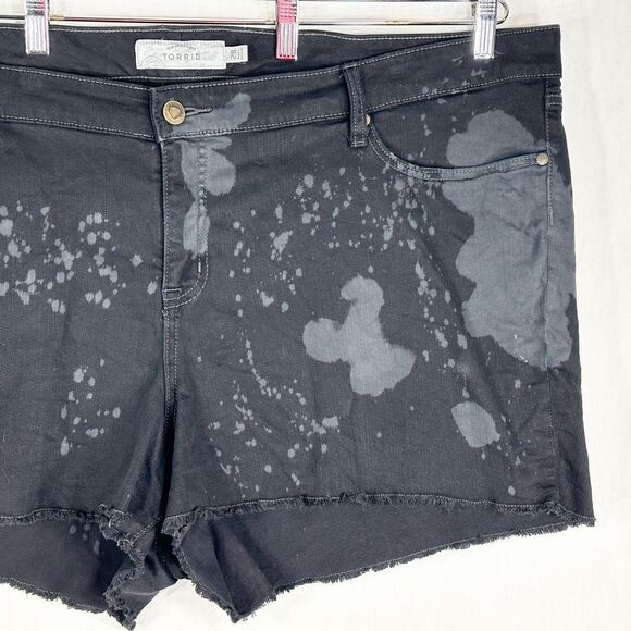 Torrid Plus Size 28 Denim Shorts Black Bleached Raw Hem Cut Off 3 Inch Jean 1648 - Picture 4 of 10